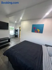Luxury Master Bedroom with private bathroom walking distance to Sofi Stadium, KIA Forum and Intuit Dome also only train stop away from LAX airport Perfect place for tourists and event attendees - Image 3