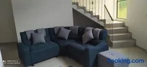 Casa amplia con aire acondicionado. Excelente clima y ubicación. - Image 2