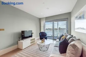 Luxury River View Greenwich Apartment - Image 2