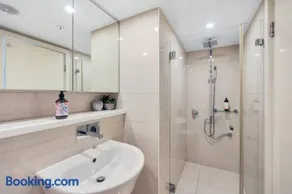 Luxury two-beds harbour views apartment - Image 1