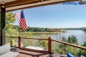 Cozy Lakefront Holiday Getaway! - Image 1