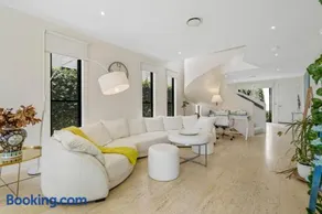 Luxury Riverside Retreat in Benowa - Image 3