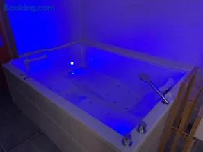 Studio Cosy avec Jacuzzi Privatif et Terrasse - Image 4
