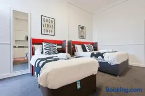 Central Dudley Stay-Sleeps 3, Kitchen&Free Parking - Image 3