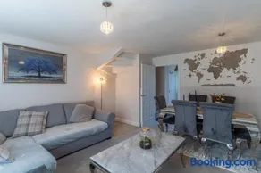 Walk To Airport - 3 Bedrooms x2 Driveway - EV Charging - Washer & Dryer - Image 3