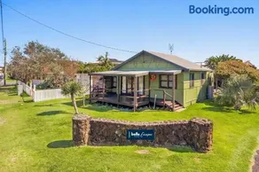 Lennox Beach Shack Classic Coastal Stay Near the Beach - Image 1