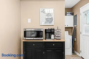 Cozy 3BR Home Friendly City of Hazel Park - Image 2
