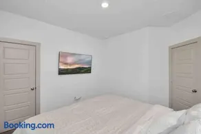 4Bedroom Escape - Near Med Center With Backyard - Image 2