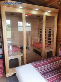 Cosy Cabin with Hot Tub & Sauna in East Wemyss - Image 4