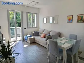 Azzurro Sea View Apartment with Parking and Balcony 5 min Walk to Beach - Image 1