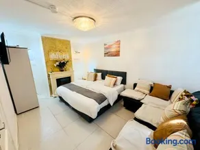 Modern House -contractors and family sleep 7 with parking - Image 5