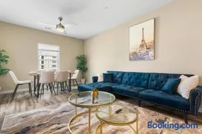 Sophisticated 3BD/2BA Retreat: Pool, Gym, Laundry - Image 1