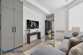 Modern 2BR apartment with free parking sleeps 5 - Image 3