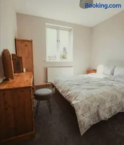 Charming 2 Bedroom Cottage mid town on quiet road, sleeps 4 - Image 4