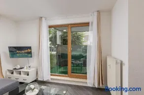 Rob's Flat - Moderne 3-Zimmer-Ferienwohnung mit Terrasse, 6 Schlafplätzen, 2 Min S-Bahn, Weil der Stadt bei Stuttgart - Image 1