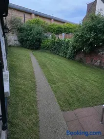 Garden Flat In Watford - Image 5