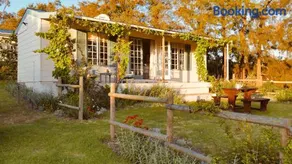 Cheverells Farm, Kiku & Braeburn Cottage - Image 1