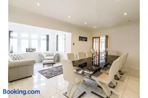 Luxurious 6 Bedroom Villa with Pool Sleeps 12 - Image 3