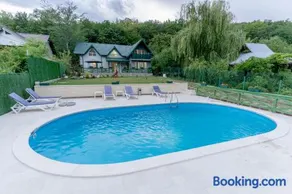 Casa Senik Monteoru Piscina ,Jacuzzi Sauna, Ciubar - Image 1