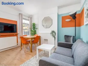 "FurnishedRentals Direct" WiggenHouse Stylish 3 Bedroom house Sleeps 8 with Free Off-Street Parking for 1 Car or Van, 2 Bathrooms, near to Watford High Street and Watford Football Stadium, Suitable for visiting Harry Potter Warner Bros Studio and London - Image 1