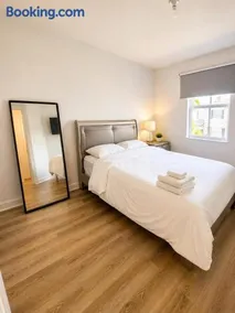 Modern Private Room with Pool & Gym - Image 1
