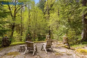 Waterfront lodge on 24 acres with patio & fireplace - Image 4