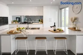 Luxury Beach House, Sleeps 8, Walk to Beach - Image 2