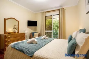 Charming Apartment in Funchal with Balcony and View - Image 3