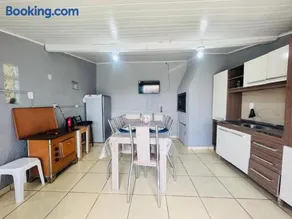 Casa de Fundos com 2 QuartosWi-fi e Estacionamento - Image 2