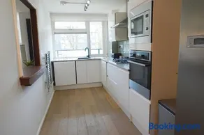 Abbey Road 4 Bed Home - Garden, Parking, Sleeps 11 - Image 4
