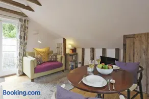 1 Bed in Woodbridge oc-tcl - Image 3