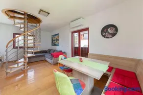 Timber Apartment - Image 3
