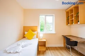 Large 4 Bed Limerick Apt - Near Shops & Campus - Image 5