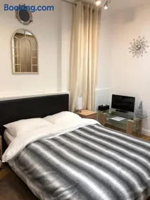 Modern Apartment in Twickenham Highstreet - Image 2