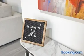 Red Door Siesta, Updated 4BR House with Hot Tub, 7 Min to Siesta! - Image 2