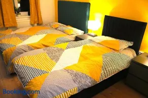 Canterbury High St - 2 Bed Apt Sleeps 5 - 75 inch TV SS1 - Image 4