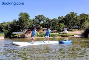 Lakefront Retreat Sleeps 15 Starlink Internet - Image 3