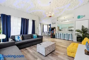 Jellyfish-Flamingo House, Amazing Location On Beach & Walk To Village - Image 2