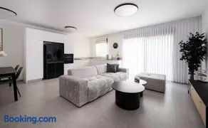 Stunning and new 3-BR apartment - Image 2