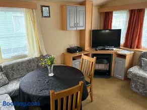 3 Bed Caravan - Sleeps 8 - Pets - Garden - Parking - Image 4