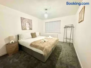 Swindon 3 Bedroom spacious home parking & garden - Image 3
