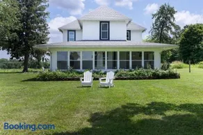 Peaceful 4 Bed Historic Farmhouse in Lancaster Min to Hocking hills! Sleeps 10 - Image 1