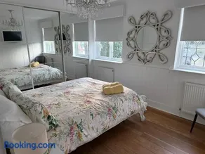 Beautiful Little Bungalow, Indoor Fireplace, & Bar - Image 4