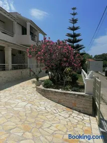 Makis Apartments - Image 1