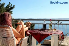 Entire home with a swimming pool for 12 in Marusici - Image 1