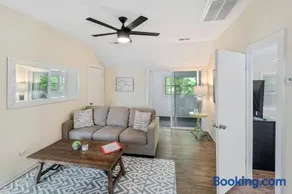 Apt with heated garage Libertyville Near Naval Base - Image 5