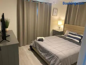 Private Room in Spacious 3-Bedroom Home - Image 1