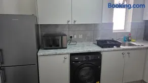 Spacious 2-Bedroom Flat Near Gidea Park Station - Image 5
