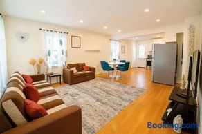 Spacious Pet Friendly Falls Church Home for 16 - Image 2