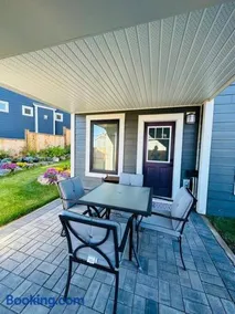 The Royal Bay Escape: Cozy 2 bedrooms garden suite - Image 1